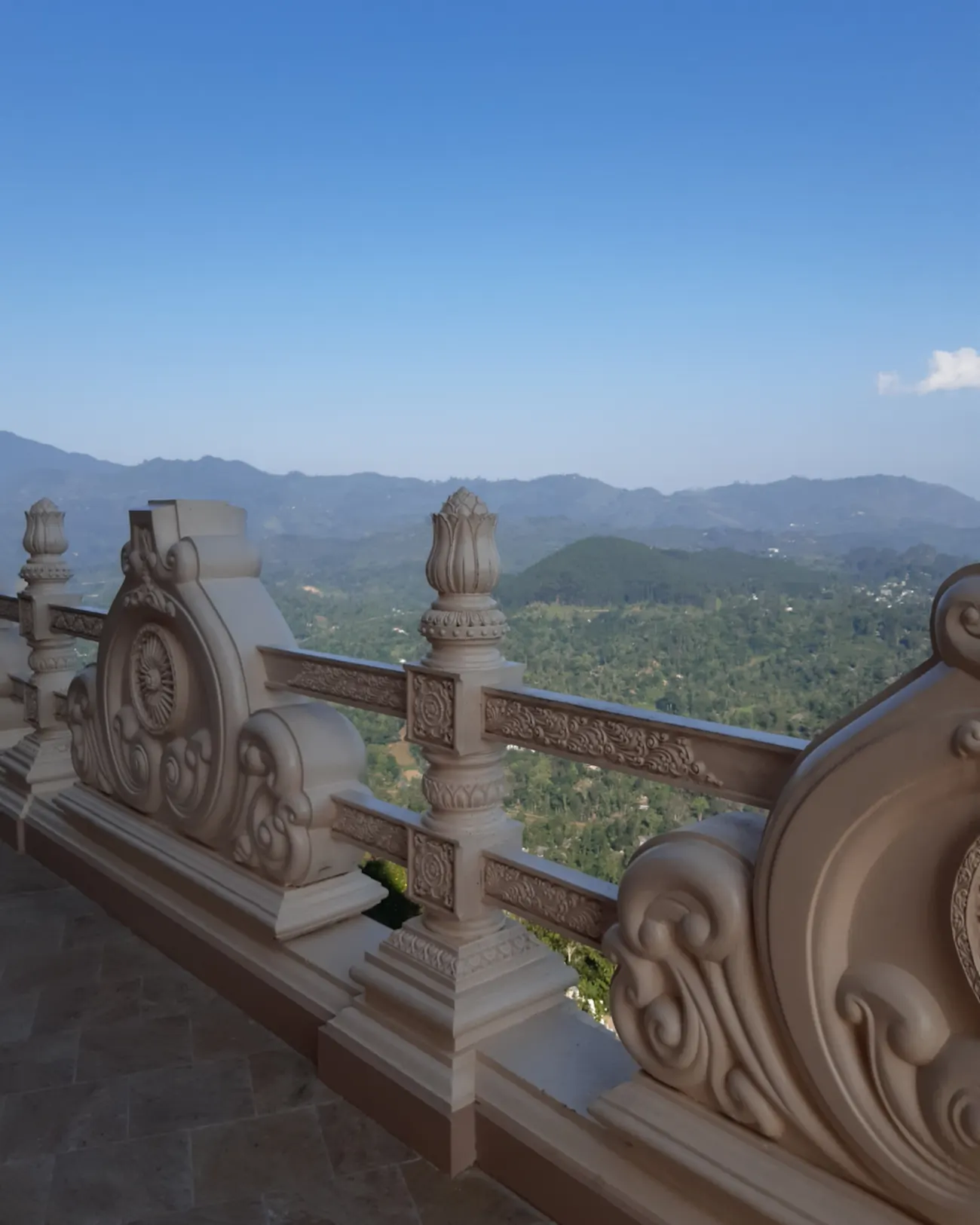 Blick über eine verzierte Brüstung ins Grüne, Sri Lanka