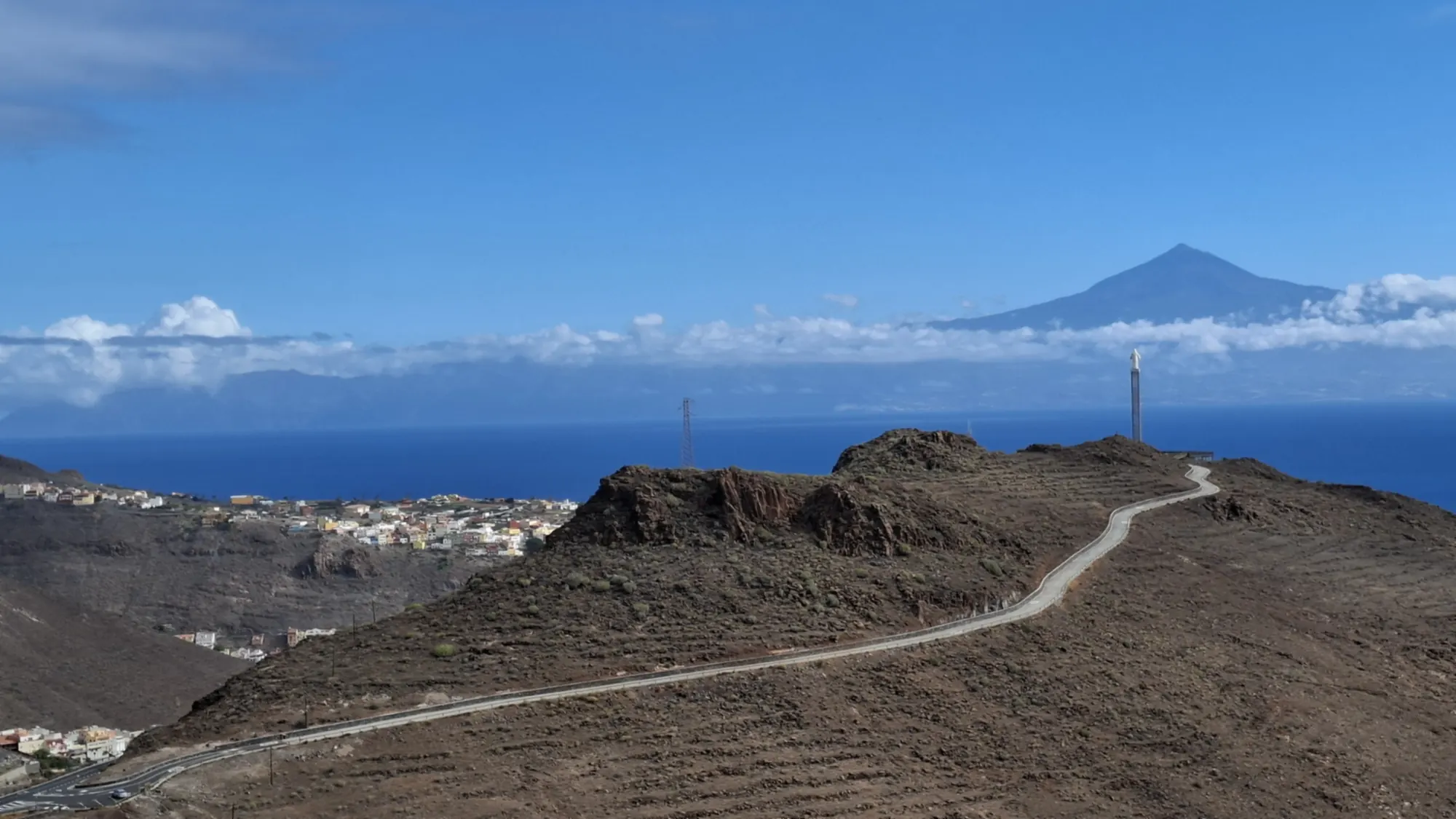 Ein Weg führt über einen Bergrücken auf La Gomera